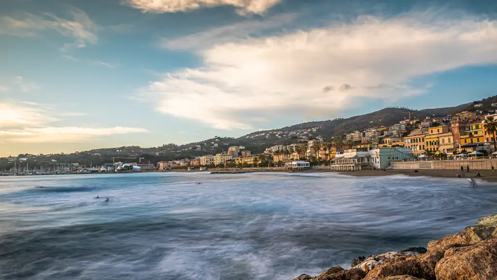 Mare e costa di Varazze al tramonto