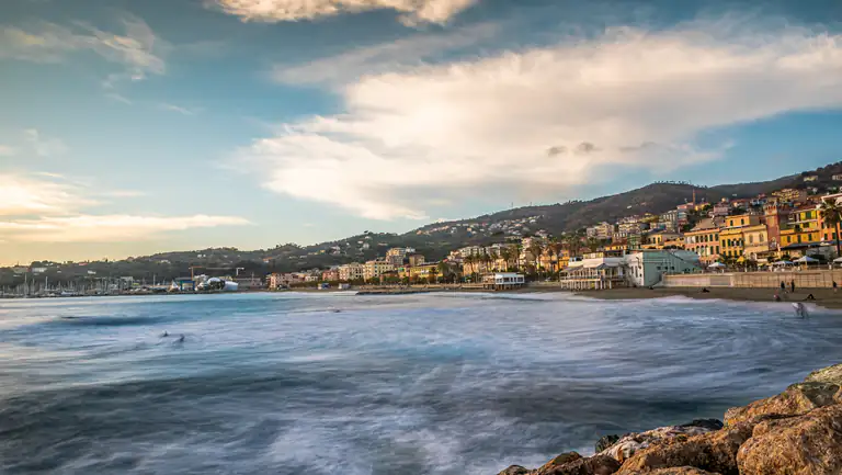 Mare e costa di Varazze al tramonto