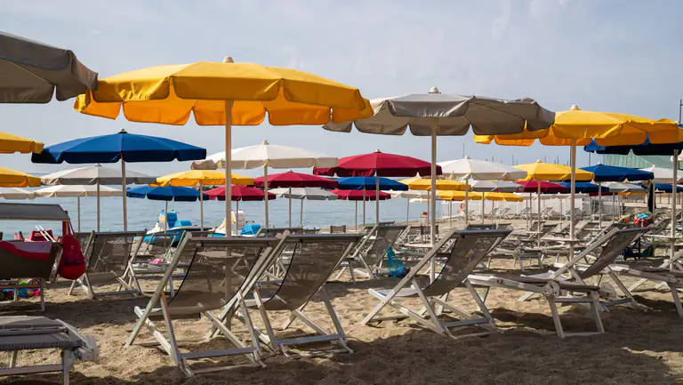 Ombrelloni colorati sulla spiaggia di Varazze