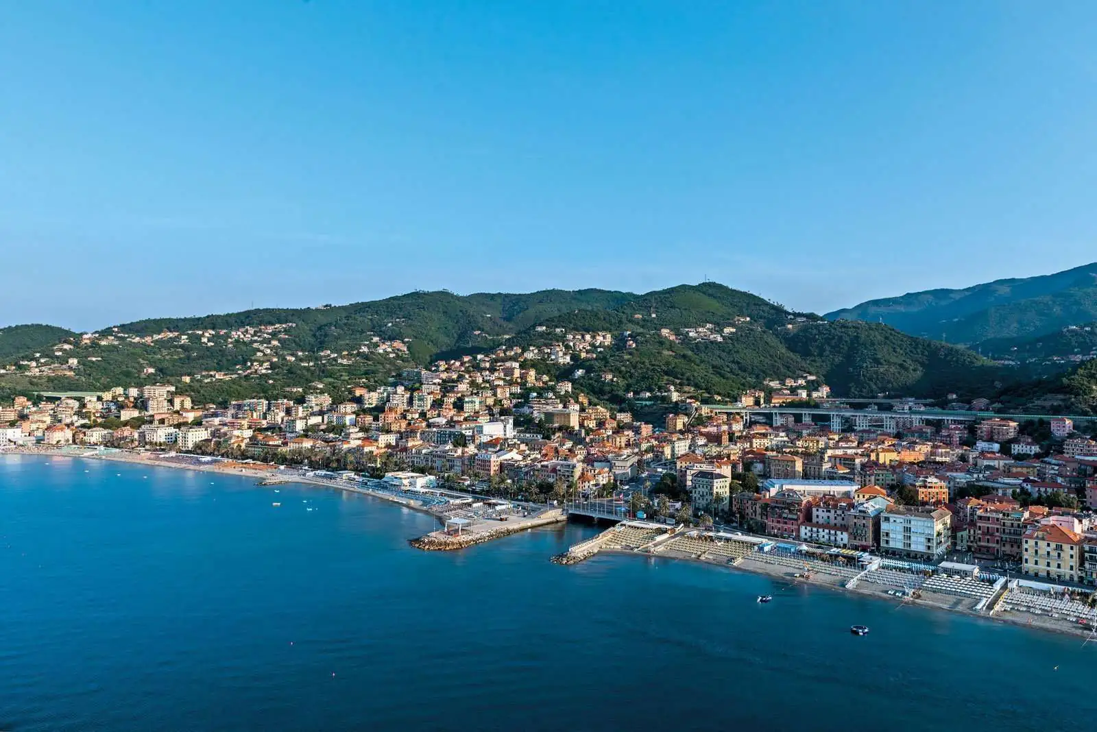 Varazze e il mare visti dall'alto