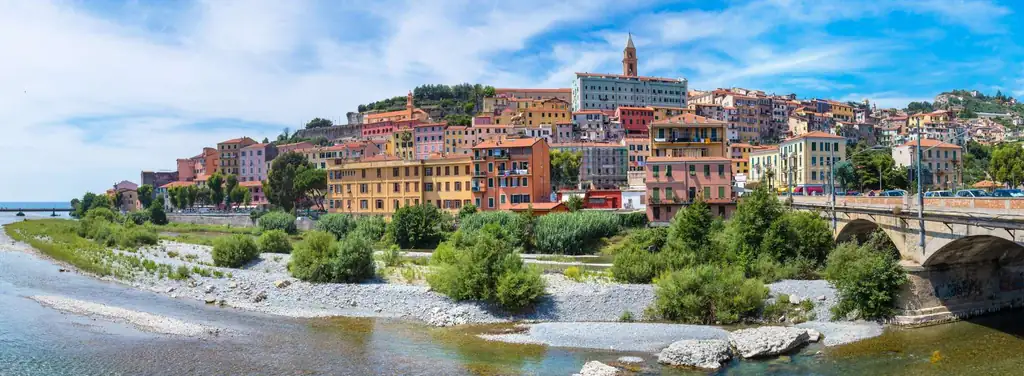 Ventimiglia con il fiume Roja e la città alta