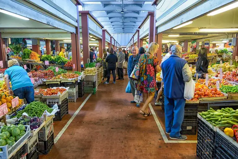 Mercato coperto di Ventimiglia con frutta e verdura