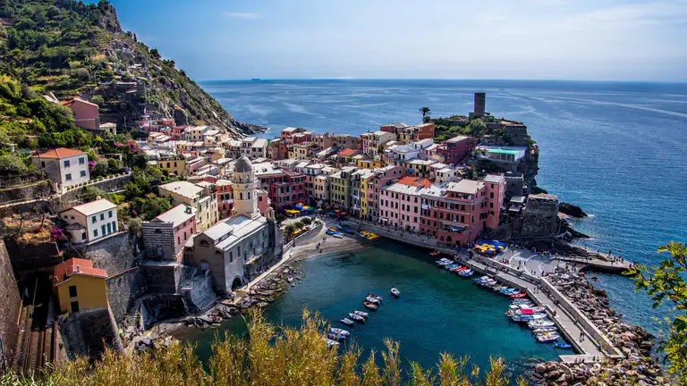 Vernazza e il suo porto visti dal sentiero