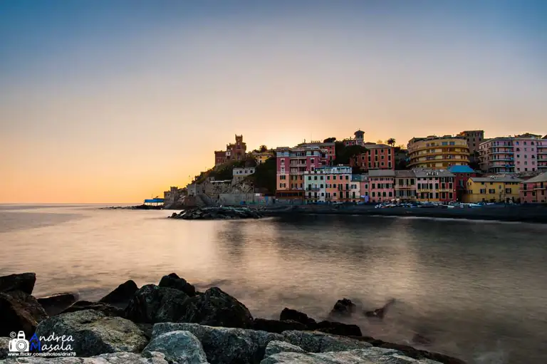 Vernazzola al tramonto con gli scogli