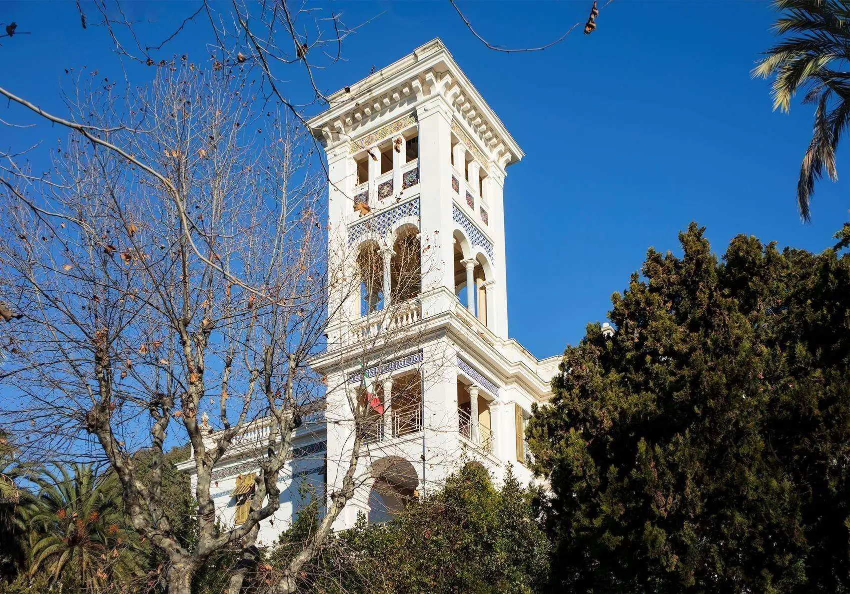 Façade de la villa Etelinda à Bordighera avec tourelle et mosaïques polychromes