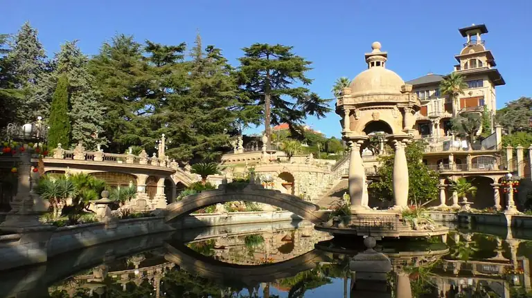 Villa Grock riflessa nel laghetto del parco a Imperia
