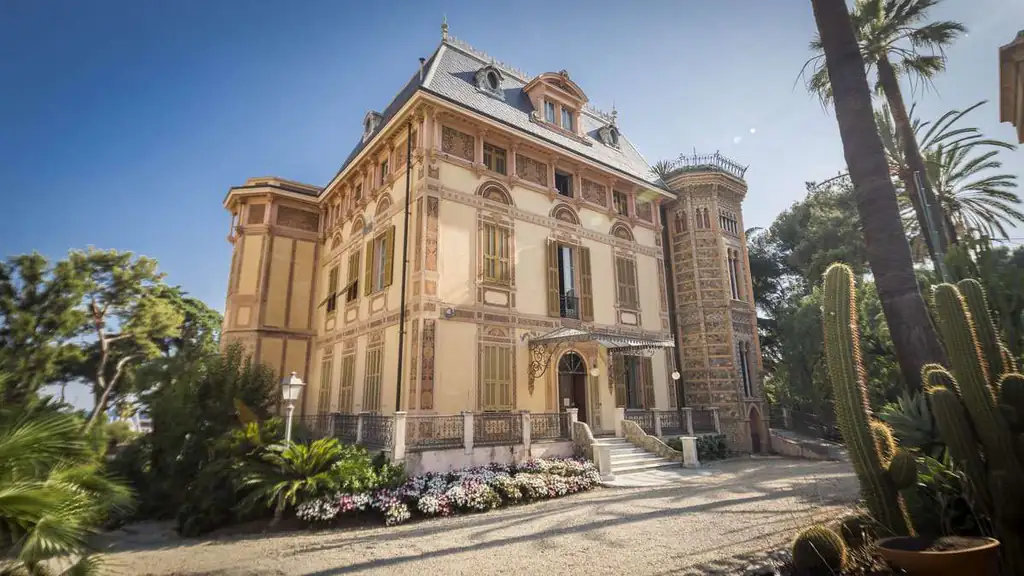 Façade de la villa Nobel parmi les palmiers à Sanremo
