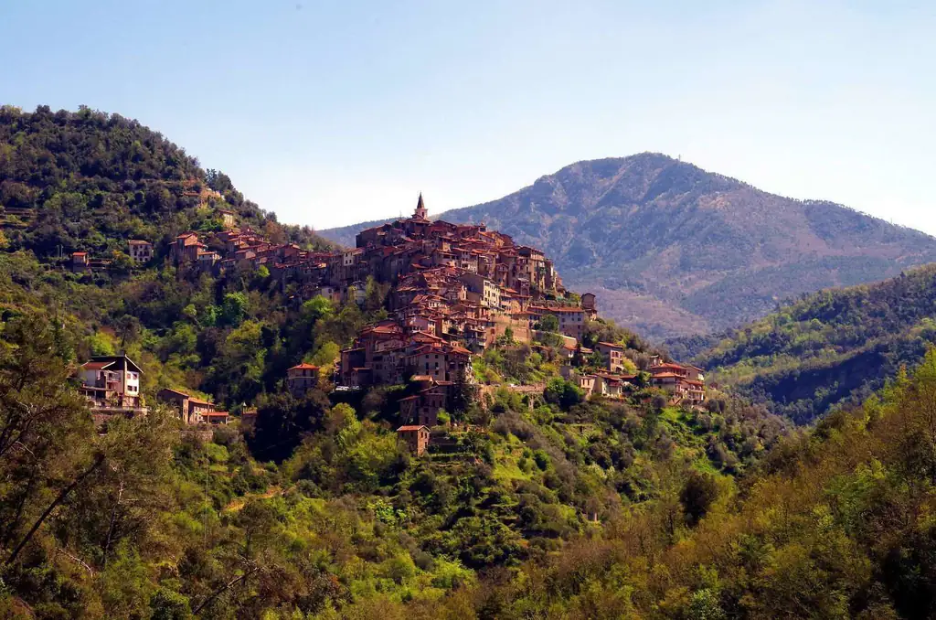 Apricale tra le montagne dell'entroterra