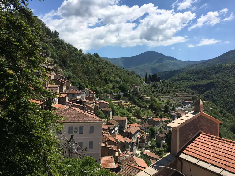 Vista di Apricale e della valle
