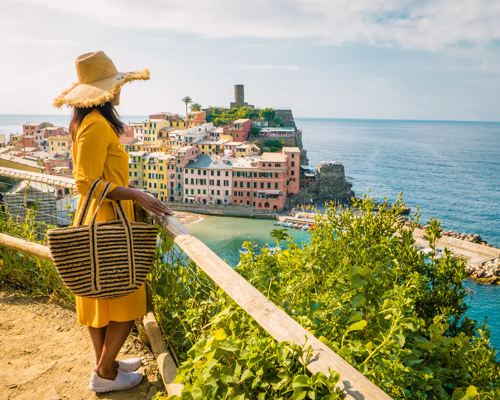 Viaggiatrice che ammira Vernazza, Cinque Terre