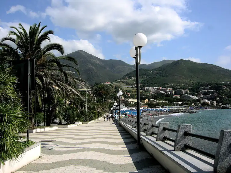 Lungomare di Arenzano con palme e lampioni