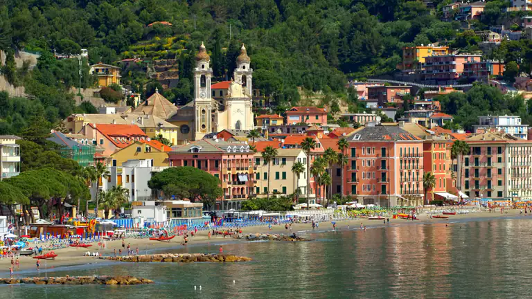 Laigueglia con la chiesa di San Matteo e le barche