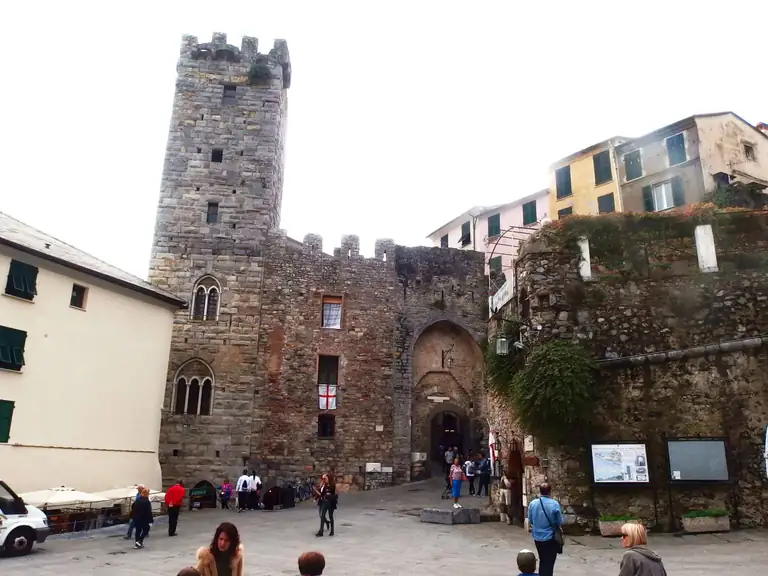 Porta del Borgo e torre di Portovenere
