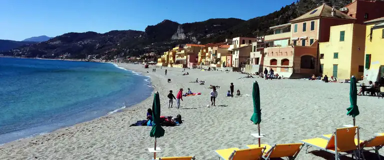 Spiaggia e case colorate di Varigotti