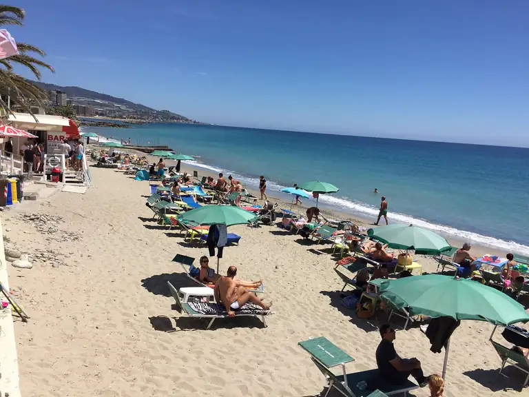 Spiaggia di Bussana con gli ombrelloni