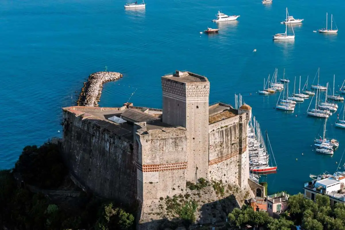 Castello di Lerici sul mare con le barche