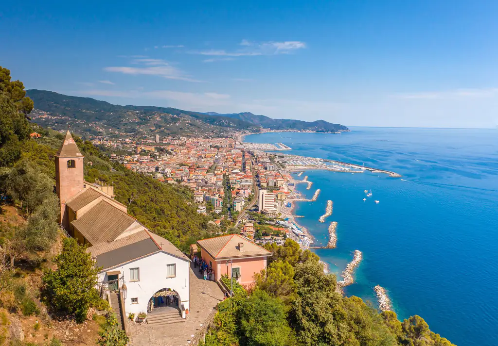 Panorama di Chiavari e della costa del Tigullio