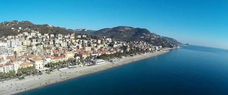 Finalmarina e la sua spiaggia dall'alto