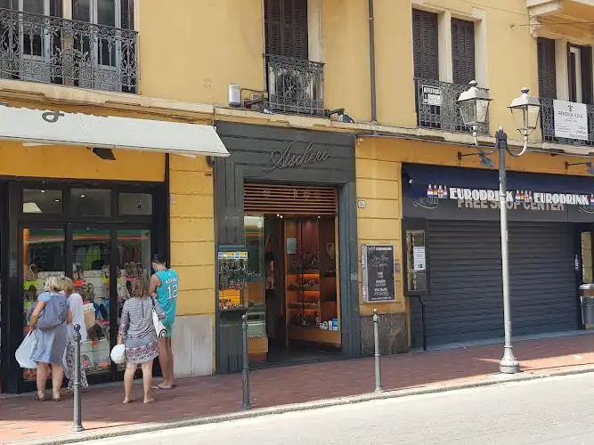 Juweliergeschäfte in einer Straße im Zentrum von Ventimiglia