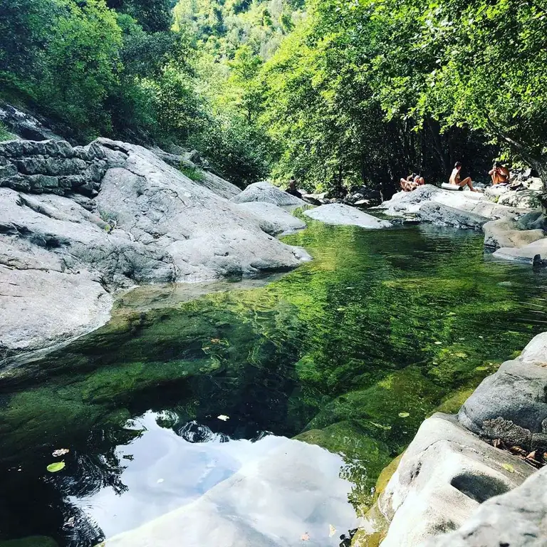 Laghetto e rocce di un torrente nell'entroterra di Ponente
