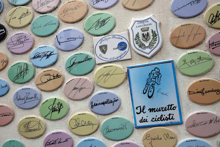 Piastrelle colorate del muretto di Laigueglia