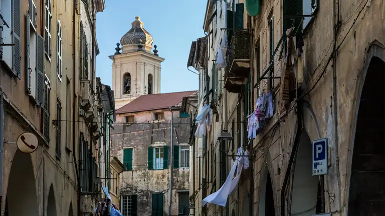 Carruggio con campanile nel centro storico di Taggia