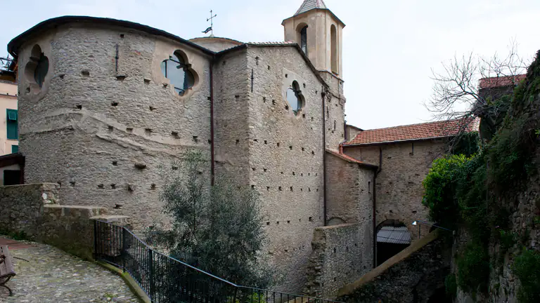Chiesa in pietra nel centro storico di Taggia