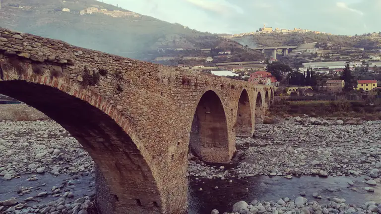 Ponte medievale ad archi di Taggia sull'Argentina