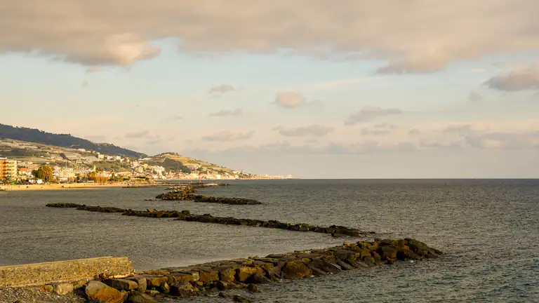Scogliera e mare di Arma di Taggia