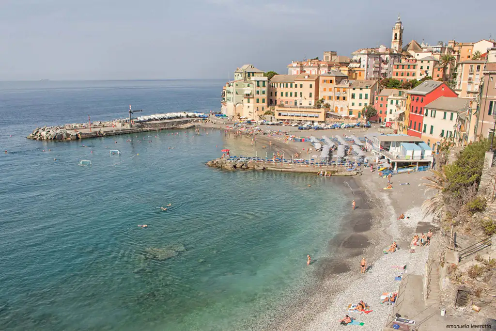 Strand und bunte Häuser von Bogliasco