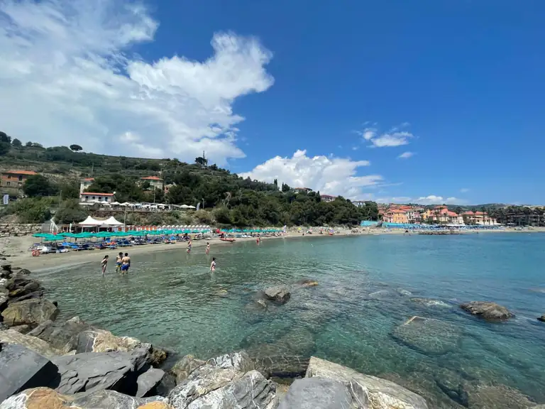 Spiaggia e scogli di San Lorenzo al Mare