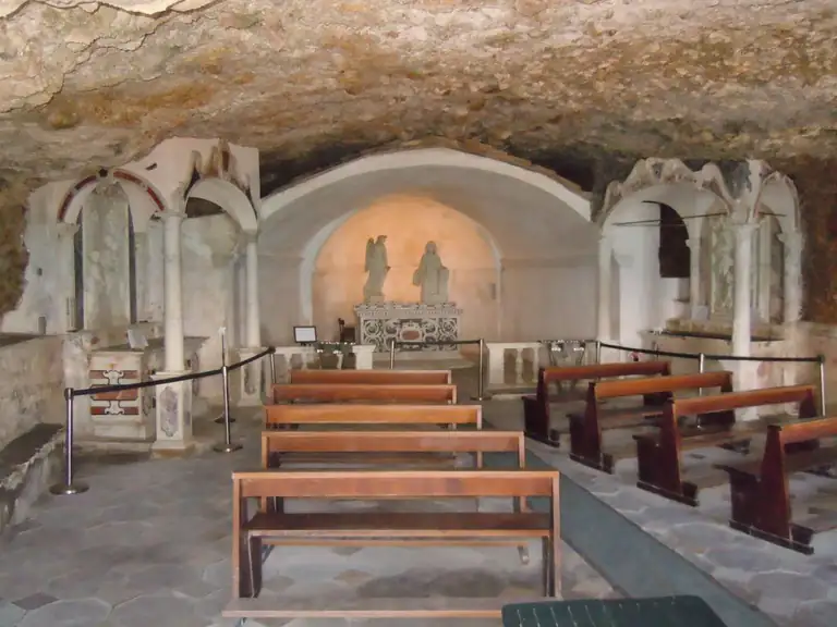 Interno della Grotta della Madonna dell'Arma