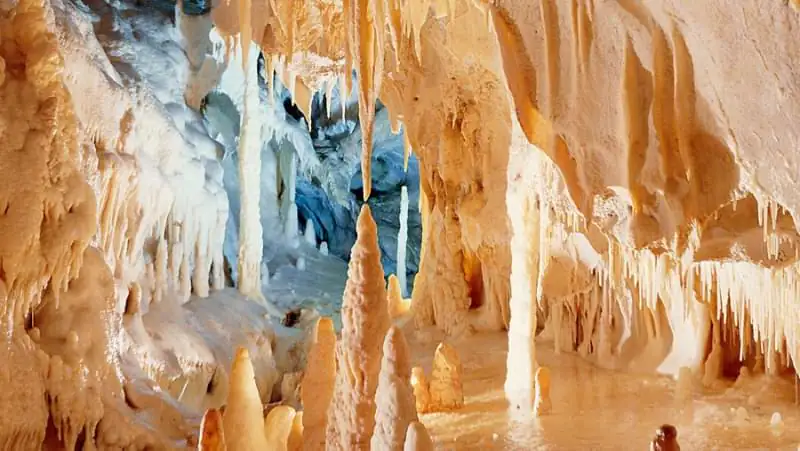 Concrezioni calcaree nelle Grotte di Toirano