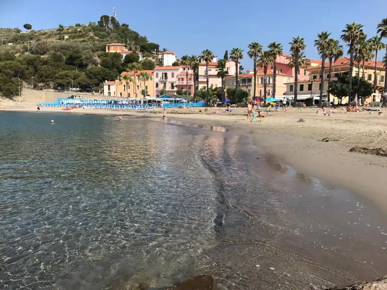 Mare trasparente e spiaggia di San Lorenzo al Mare