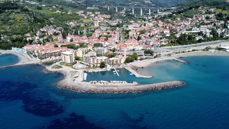 San Lorenzo al Mare e il porticciolo visti dal mare