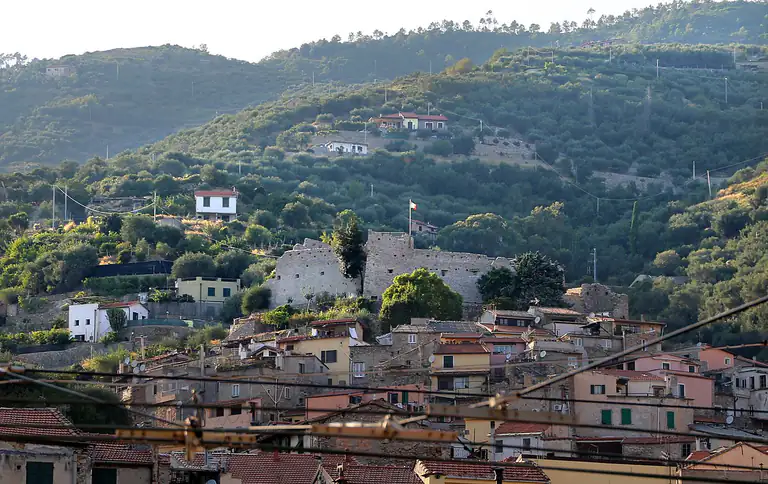 Taggia e le rovine del castello sulla collina