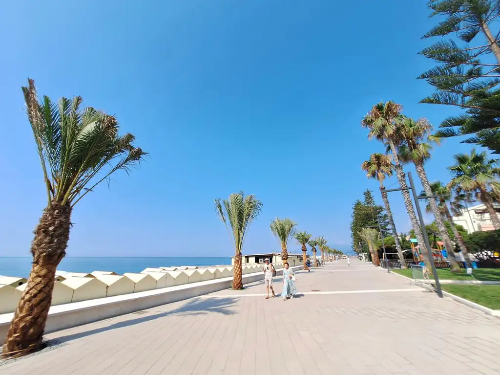 Passeggiata a mare con le palme a Bordighera