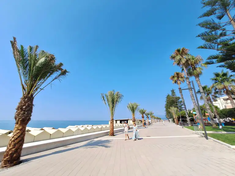 Palmengesäumte Strandpromenade in Bordighera
