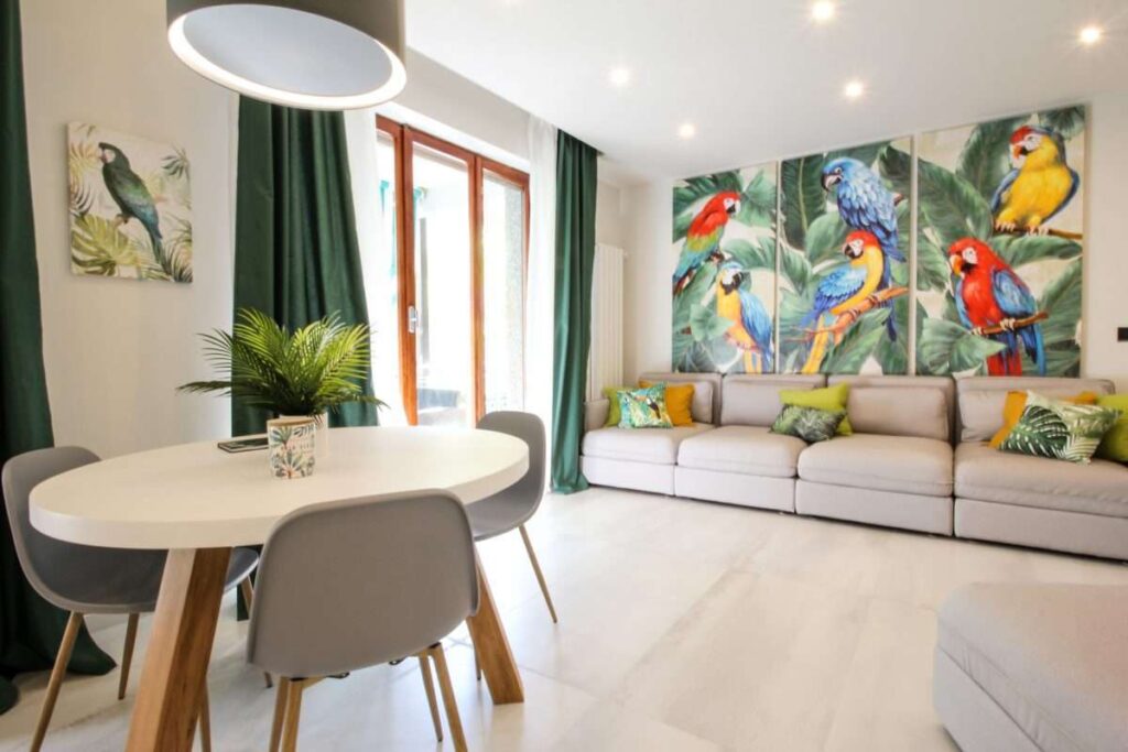 Il soggiorno dell’appartamento Parrots & Palms di Bordighera Suite Apartments