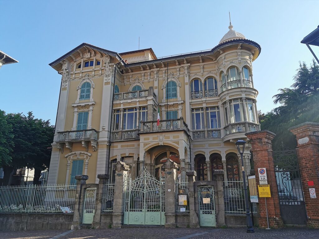 Villa Rosa ad Altare, villa Liberty sede del Museo dell'Arte Vetraria Altarese