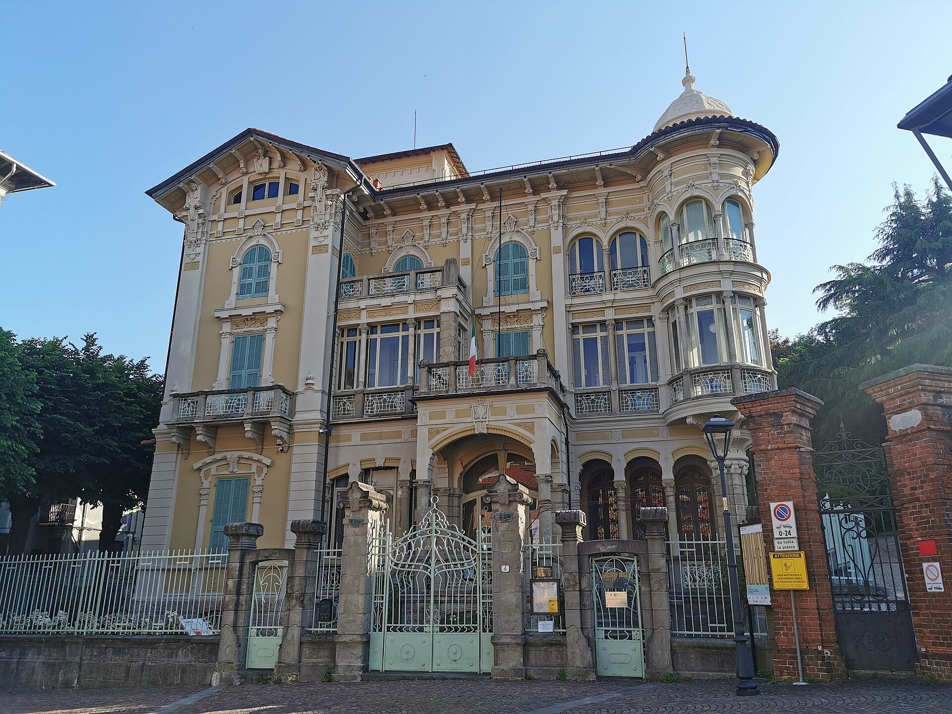 Villa Rosa ad Altare, villa Liberty sede del Museo dell'Arte Vetraria Altarese