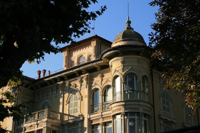 Villa Rosa, sede del Museo dell'Arte Vetraria Altarese, vista dal basso con la cupola