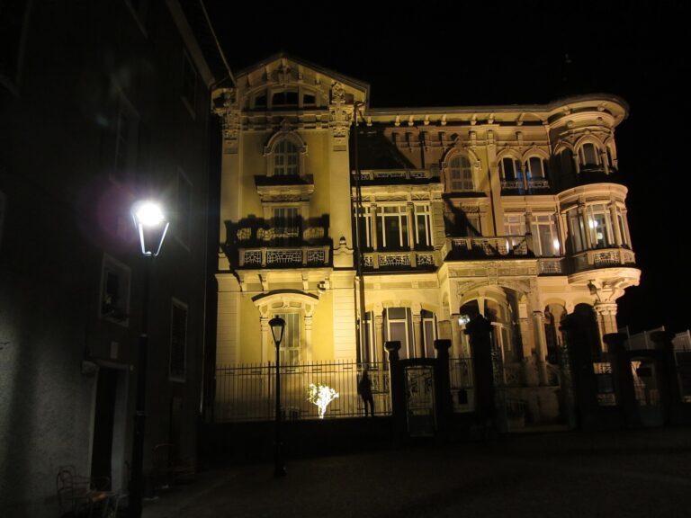 Villa Rosa illuminata di sera, sede del museo del vetro di Altare