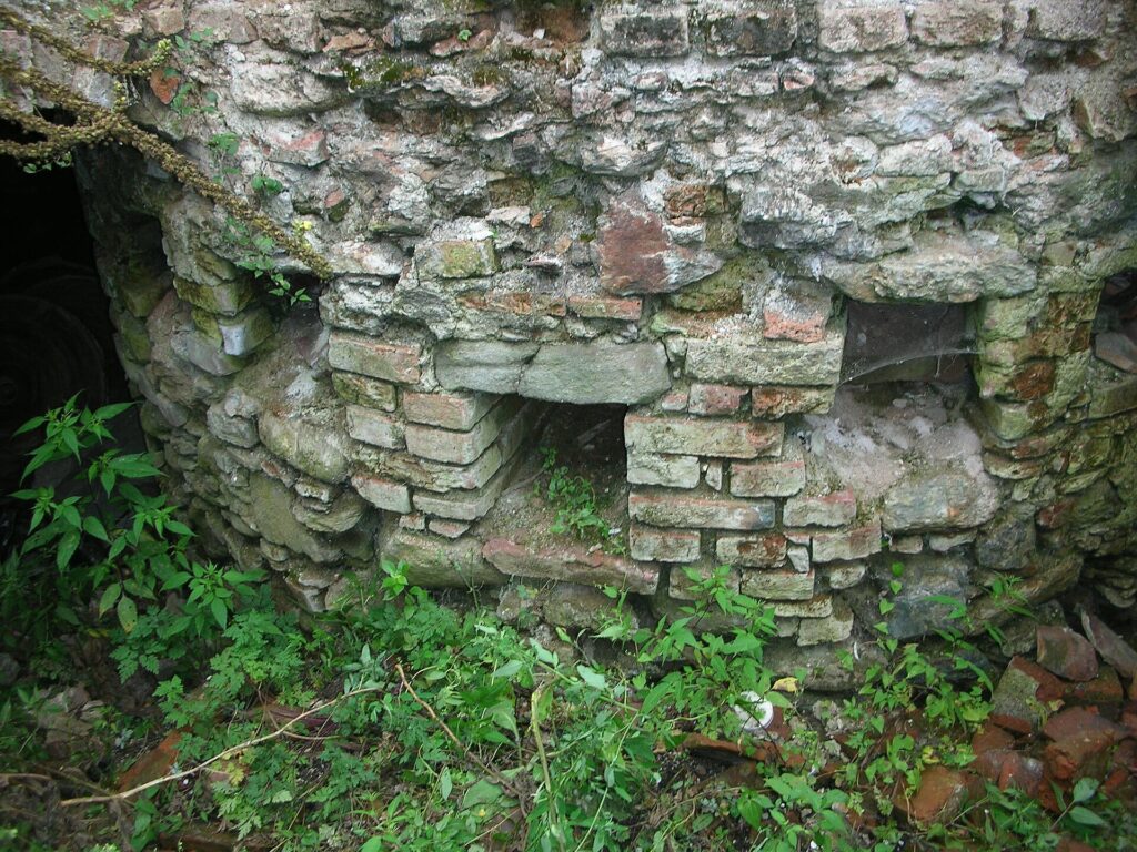 Resti del forno Racchetti, antico forno fusorio del vetro ad Altare