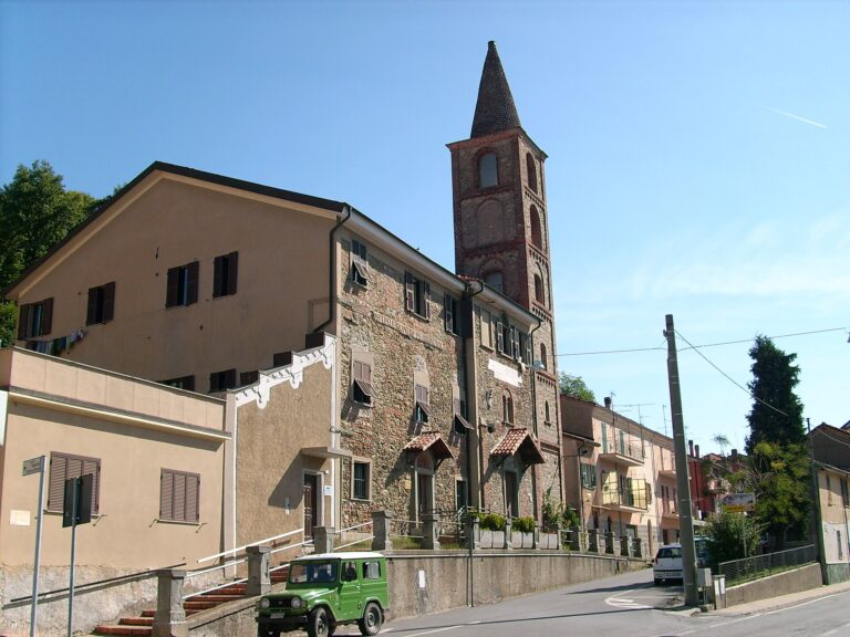 La chiesa della Santissima Annunziata e il suo campanile ad Altare