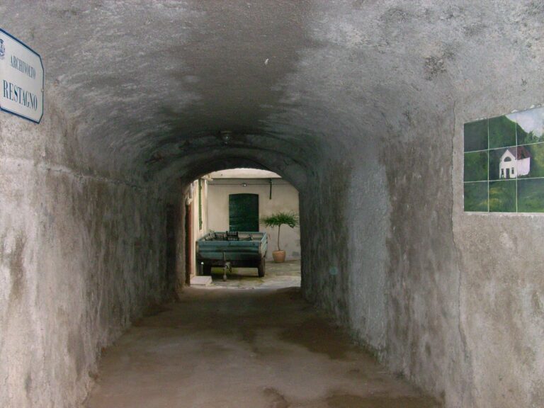 L'archivolto Annibale Restagno, passaggio coperto nel centro storico di Altare