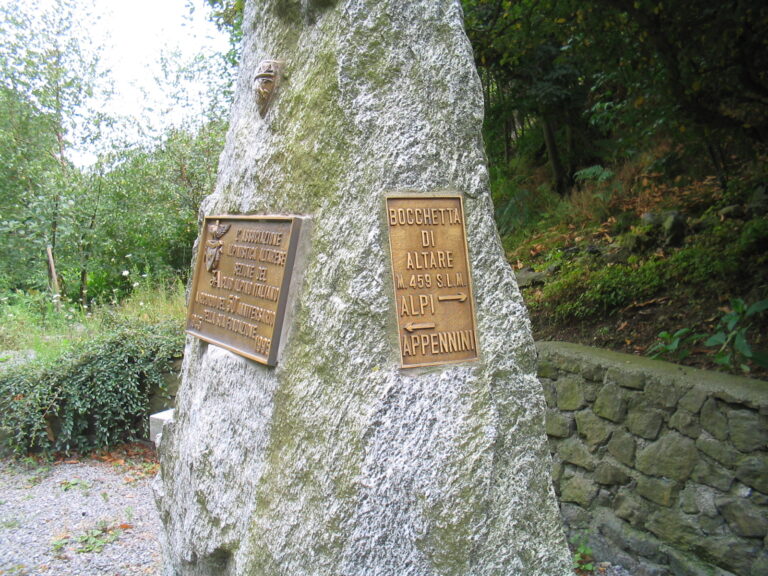 Il monumento alla Bocchetta di Altare, punto di divisione tra Alpi e Appennini