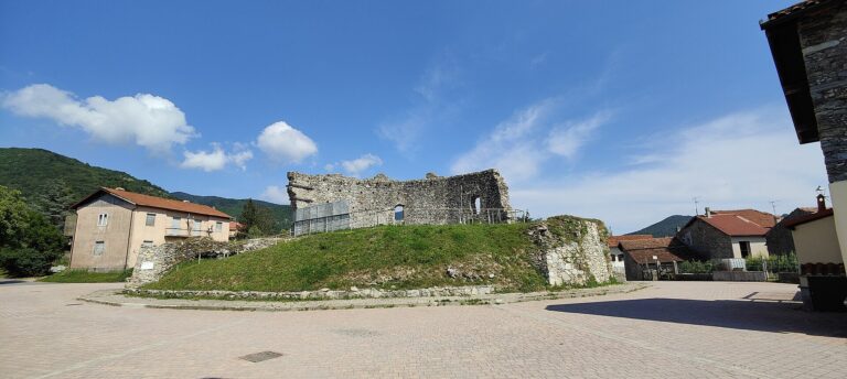 I ruderi del castello dei Del Carretto a Bardineto