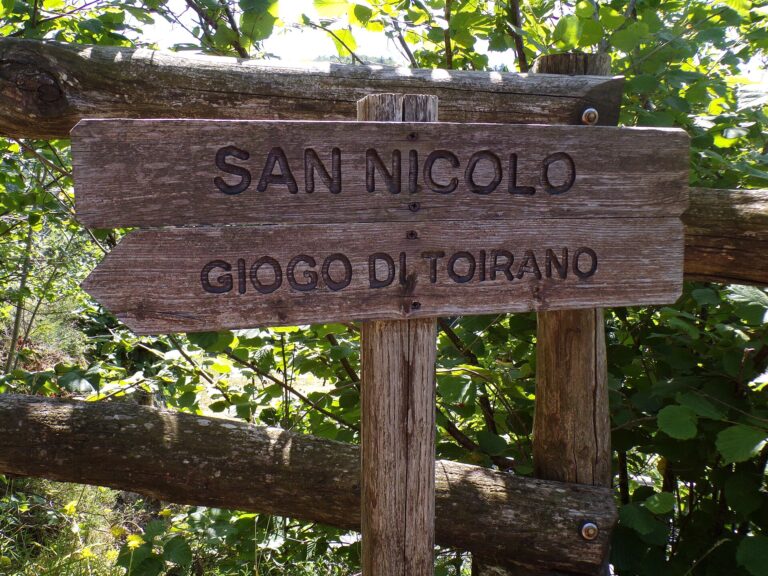 Il cartello del sentiero per la chiesa di San Nicolò e il Giogo di Toirano