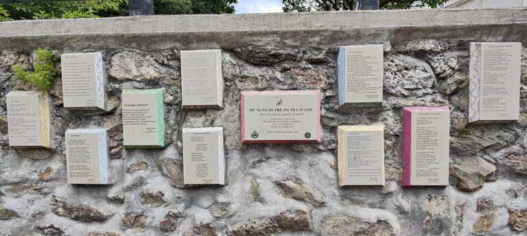 Il muretto delle poesie del concorso Italo Carretto in via Roascio